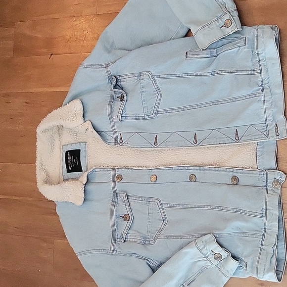 Levis inspired fur lined denim jacket ✨️ 💙 - Picture 3 of 9